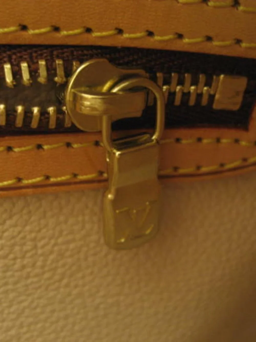 WOMEN'S LOUIS VUITTON MONOGRAM BUCKET GM W/ LV POUCH PURSE & LARGE HAND BAG TOTE